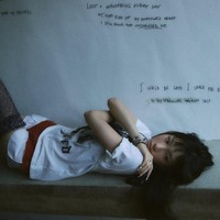 Untuk comeback kali ini, Taeyeon tampil dengan gaya pop punk memakai kaos band, rambut urak-urakan, kaos kaki panjang bermotif macan tutul, dan sepatu boots. Foto: dok. Twitter @TAEYEONsmtown