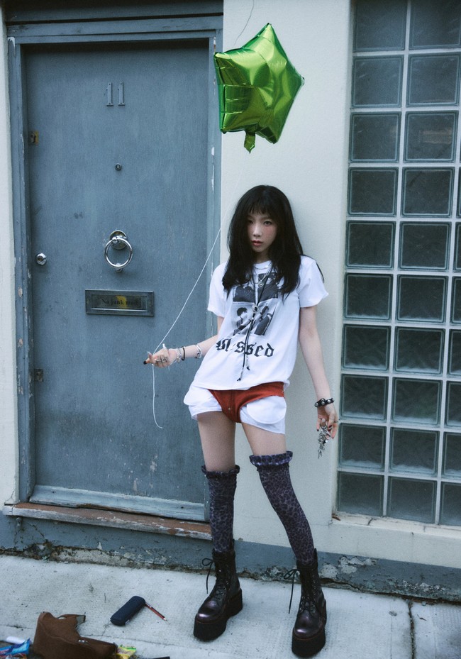 Secara khusus, penggemar menyorot celana super pendek yang dipakai Taeyeon di luar baju dan terlihat seperti underwear. Foto: dok. Twitter @TAEYEONsmtown