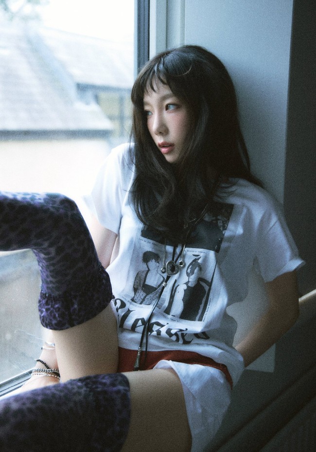 Foto yang dibagikan di akun Instagram-nya itu mengundang beragam komentar dari penggemar. Tak sedikit yang terkejut melihat gaya berpakaian Taeyeon yang cukup eksperimental, tidak seperti biasanya. Foto: dok. Twitter @TAEYEONsmtown