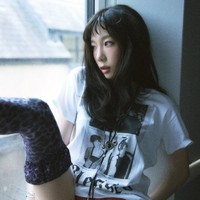 Foto yang dibagikan di akun Instagram-nya itu mengundang beragam komentar dari penggemar. Tak sedikit yang terkejut melihat gaya berpakaian Taeyeon yang cukup eksperimental, tidak seperti biasanya. Foto: dok. Twitter @TAEYEONsmtown