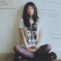 Personel grup KPop SNSD, Taeyeon menuai sorotan dengan gaya berpakaiannya. Dia tampak memakai ‘underwear’ di luar baju untuk pemotretan mini album terbaru. Foto: dok. Twitter @TAEYEONsmtown