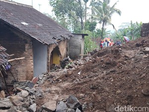 Longsor Timpa Rumah Warga-Tutup Jalan Desa di Karanggeneng Boyolali