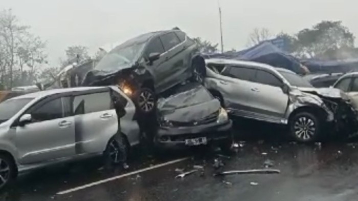 Tangkapan layar kecelakaan di Tol Cipularang KM 92, Senin (11/11/2024)