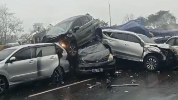 Tangkapan layar kecelakaan di Tol Cipularang KM 92, Senin (11/11/2024)