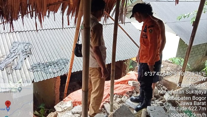 Tebing di Kiarapandak, Kecamatan Sukajaya, Bogor, Jawa Barat, longsor dan mengakibatkan dua rumah warga rusak. (dok istimewa).