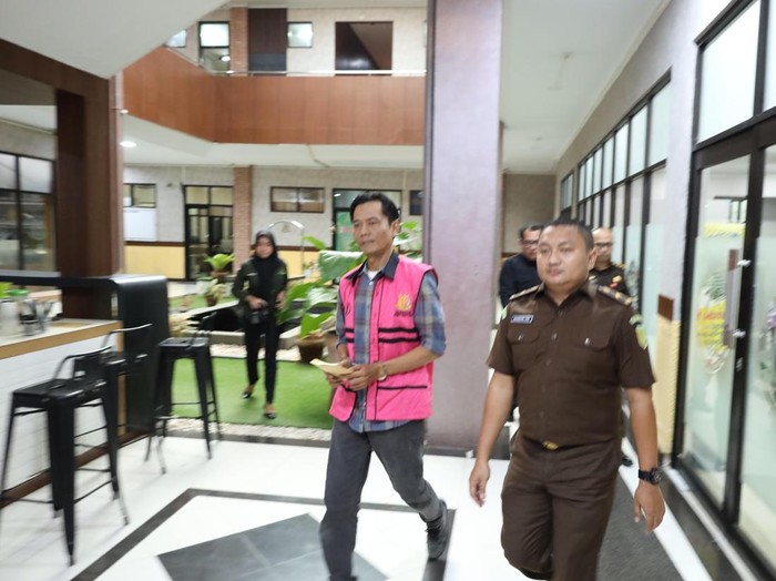Tersangka kasus pemberian kredit modal kerja fiktif di Bank Himbara di Kota Tangerang berinisial J.