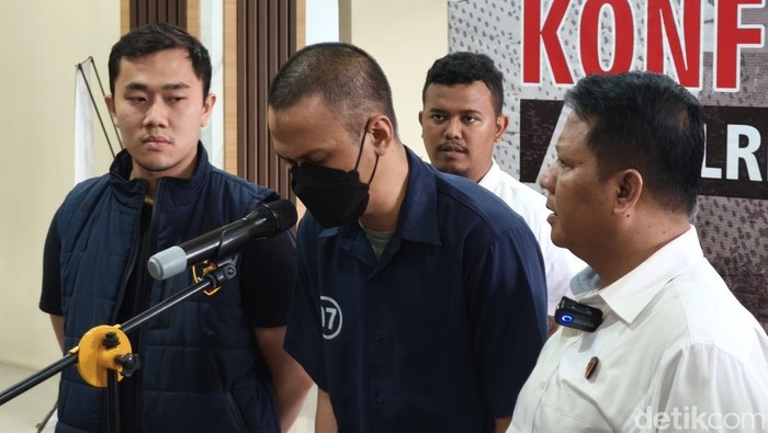 Tersangka order fiktif MDS (31) saat dihadirkan dalam konferensi pers di Mapolresta Solo, Senin (11/11/2024).