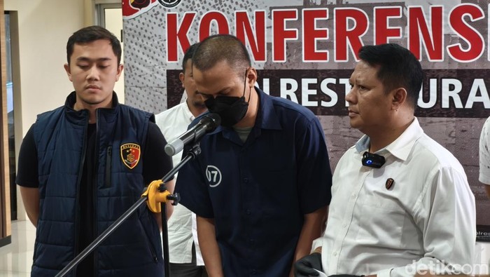 Tersangka order fiktif MDS (31) saat dihadirkan dalam konferensi pers di Mapolresta Solo, Senin (11/11/2024).
