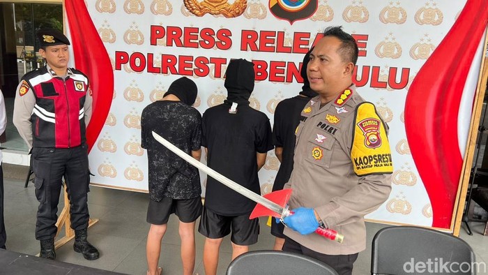 Tiga remaja di Bengkulu kedapatan membawa pedang saat hendak tawuran.