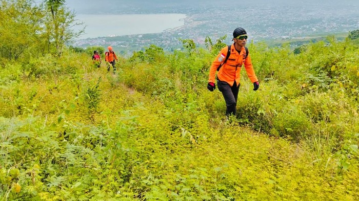 Tim SAR gabungan melakukan pencarian 2 pendaki remaja yang hilang di Gunung Gawalise Donggala.