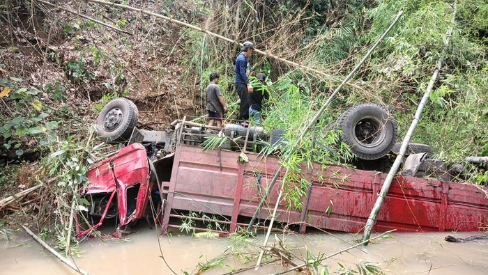 Truk Masuk ke Sungai Blitar gegara hilang kendali, 2 orang tewas