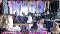 banyak pilihan baju yang bisa diburu.