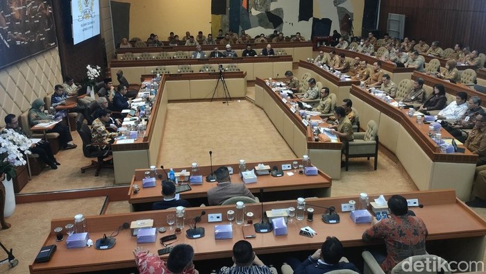 Wamendagri Bima Arya rapat dengar pendapat dengan Komisi II DPR, Senin (11/11/2024).