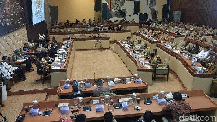 Wamendagri Bima Arya Sugiarto melaksanakan rapat dengar pendapat (RDP) dengan Komisi II DPR RI. (Dwi R/detikcom)