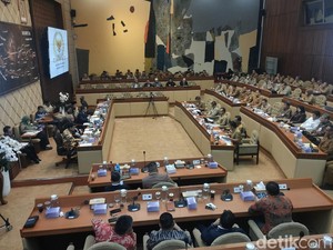 Wamendagri Rapat Bareng Komisi II DPR, Bahas Persiapan Pilkada 2024