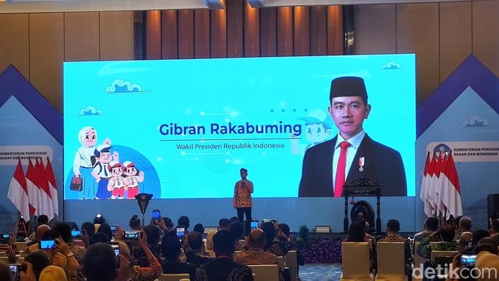 Wapres Gibran saat memberikan arahan di rakor Kadisdik se-Indonesia, Senin (11/11/2024).
