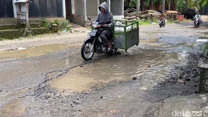 Warga di Trenggalek protes jalan rusak