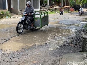 Cara Warga Senden Trenggalek Protes Jalan Rusak dengan Sentilan Menohok