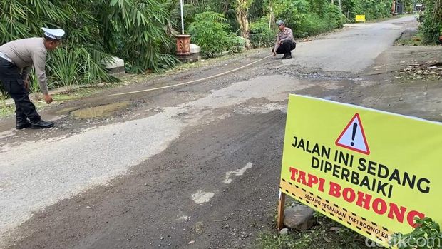Warga di Trenggalek protes jalan rusak
