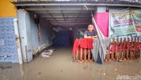 Kompleks tersebut dialiri dua pertemuan dua sungai. Diantaranya sungai Cikambuy dan sungai Cipananggulan. Sehingga jika hujan melanda air kedua sungai tersebut langsung meluap.