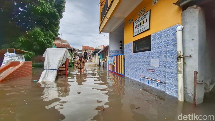 Warga Komplek Cingcin Permata Indah (CPI), Kabupaten Bandung, telah bosan dengan banjir yang kerap melanda. Jika hujan dengan intensitas tinggi, permukiman warga tersebut langsung terendam air. Warga Komplek Cingcin Permata Indah (CPI), Kabupaten Bandung, telah bosan dengan banjir yang kerap melanda. Jika hujan dengan intensitas tinggi, permukiman warga tersebut langsung terendam air.