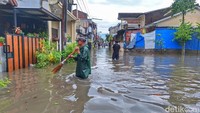 Warga yang telah menempati rumah tersebut selama puluhan tahun pun terpaksa bersahabat dengan banjir. Mereka hanya bisa pasrah kala air memasuki kediamannya.