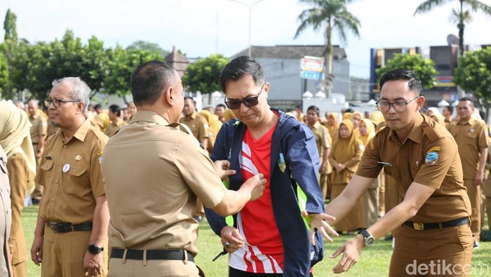 Yogie Pratama Hudaya atlet Tamiya Kota Tasikmalaya saat dilepas di Balekota Tasikmalaya untuk ikut kejuaraan dunia.