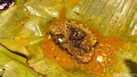 Botok biasanya berisi petai cina, tapi di Banyuwangi ada botok tawon yang eksotis sekaligus tinggi protein. Bahan utamanya berupa lebah madu dengan paduan parutan kelapa dan rempah.