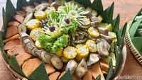 Orang Banyuwangi suka ngemil rebusan yang tinggi serat, vitamin, dan mineral. Isian ubi, pisang, dan jagung manis ini juga menyehatkan!