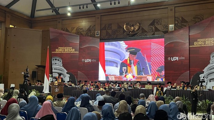 Acara pengukuhan 8 Guru Besar UPI, Selasa (12/11/2024).