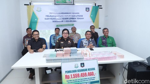 Acara penyerahan hasil penagihan di ruang pertemuan Bank NTB Syariah, Praya, Selasa (12/11/2024). (Edi Suryansyah/detikBali)