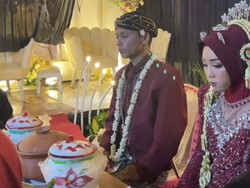 Viral Pengantin Akad Nikah Tendanya Bocor karena Hujan, Air Terjun Jadi Dekor
