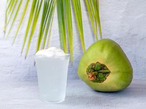 6 Kelompok Orang yang Harus Batasi Konsumsi Air Kelapa