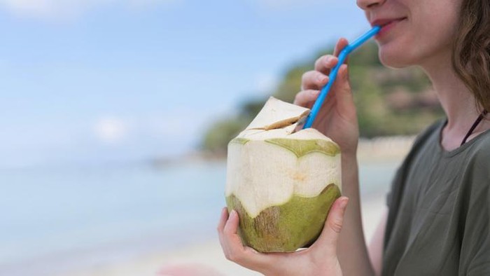 8 Manfaat Air Kelapa Muda untuk Kesehatan Tubuh