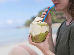 6 Manfaat Minum Air Kelapa Murni, Bikin Langsing!