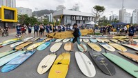 Pada hari Minggu (10/11), 300 peselancar berusia lebih dari 50 tahun mencoba memecahkan rekor dunia dengan jumlah orang terbanyak berselancar di ombak yang sama di kota Santos, Brasil.