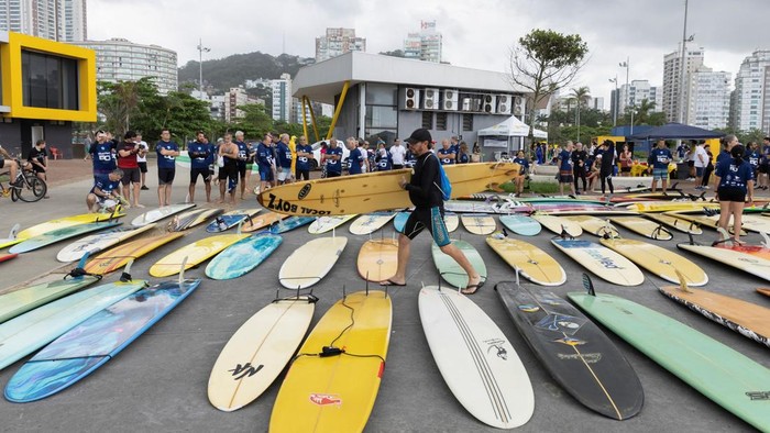 A drone picture of surfers trying to ride the same wave to break the Guinness World Record, in Santos, Brazil November 10, 2024. REUTERS/Tuane Fernandes     TPX IMAGES OF THE DAY