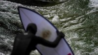 Gulungan air bisa mencapai tinggi dua meter. Tak heran, sungai buatan ini kerap didatangi para peselancar yang hendak mengasah bakat atau sekadar surfing di waktu luang.     