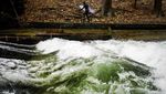 Aksi Surfer Jerman Taklukkan Ombak Buatan di Sungai Eisbach