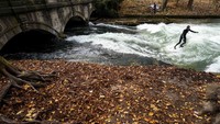 Sungai ini dikenal dengan sebutan ombak tunggal (standing wave) dan jadi tujuan para peselancar untuk surfing.   