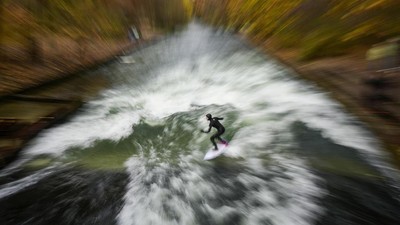 Aksi Surfer Jerman Taklukkan Ombak Buatan di Sungai Eisbach