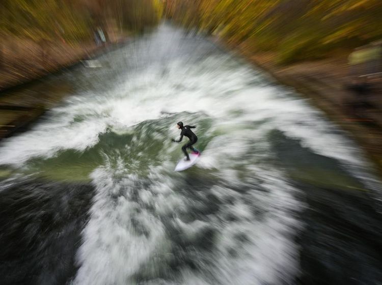 Aksi Surfer Jerman Taklukkan Ombak Buatan di Sungai Eisbach