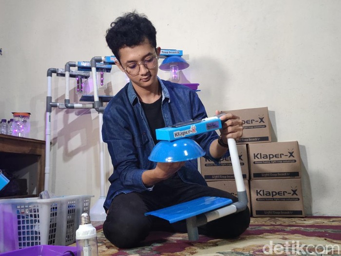 Klaper-X, alat perangkap hama serangga karya anak petani asal Bugel, Panjatan, Kulon Progo, DIY, Selasa (12/11/2024).
