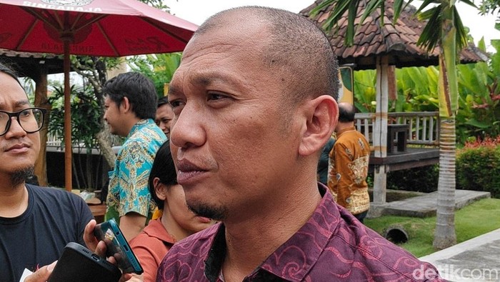 Anggota KPU Bali I Gede John Darmawan ditemui di kawasan Dalung, Kuta Utara, Badung, Selasa (12/11/2024). (Agus Eka/detikBali)
