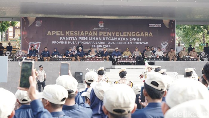 KPU Apel Kesiapan Pilkada Serentak NTB 2024 di Lapangan Sangkareang, Kota Mataram, Selasa (12/11/2024). (Ahmad Viqi/detikBali).