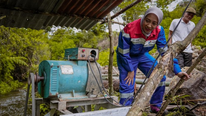 Area Manager Communication, Relations & CSR RU III PT Kilang Pertamina Internasional Siti Rachmi saat melihat turbin mikrohidro sederhana di Muara Enim.