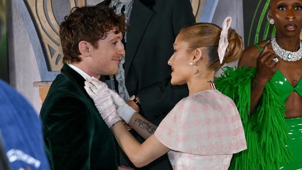 Foto: Gestur Manis Ariana Grande ke Kekasih Ethan Slater di Premier Wicked