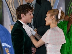 Foto: Gestur Manis Ariana Grande ke Kekasih Ethan Slater di Premier Wicked