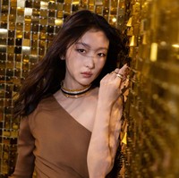 Kini Zhou Dongyu jadi bintang untuk brand aksesori Prancis, Boucheron dan Louis Vuitton. Foto: Dok. Weibo