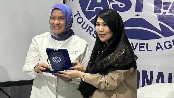 Deputi Bidang Industri dan Investasi Kemenparekraf Rizky Handayani dan Ketua Umum ASITA N. Rusmiati di Kantor ASITA.